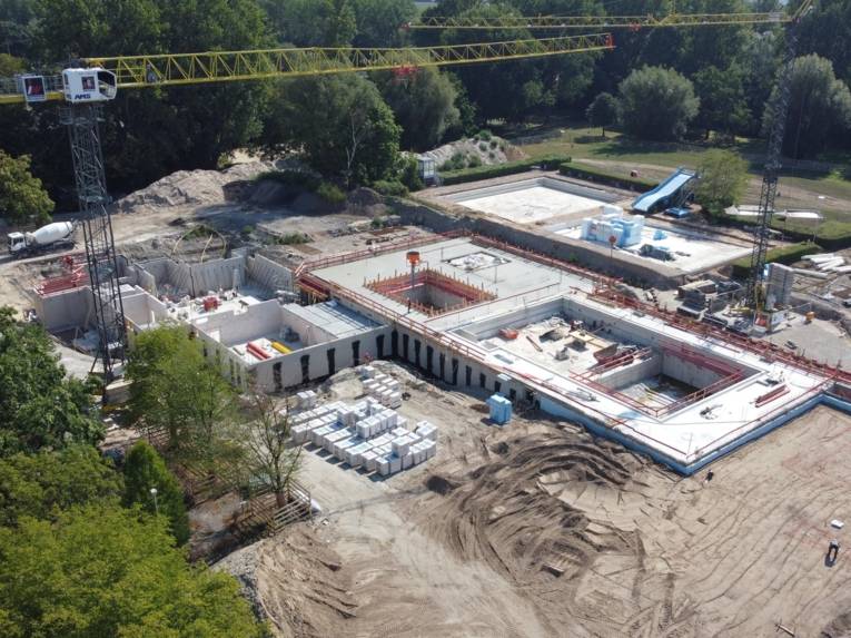 Die Baustelle eines Schwimmbads.